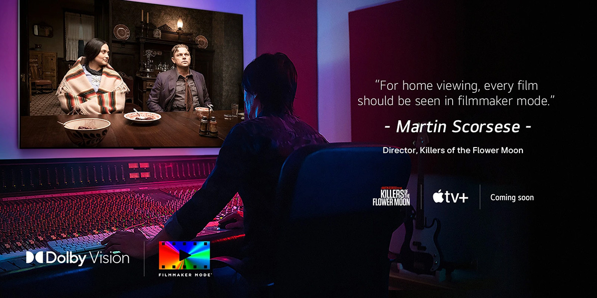 Ένας σκηνοθέτης μπροστά από έναν πίνακα ελέγχου κάνει το μοντάζ της ταινίας «Killers of the Flower Moon» σε μια LG OLED TV. Μια δήλωση του Μάρτιν Σκορτσέζε: «Για οικιακή προβολή, κάθε ταινία θα πρέπει να προβάλλεται σε Filmmaker Mode», επικαλύπτει την εικόνα με το λογότυπο «Killers of the Flower Moon», το λογότυπο Apple TV+ και ένα λογότυπο «coming soon». Λογότυπο Dolby Vision Λογότυπο FILMMAKER MODE™.